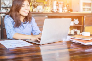 İş ekibi ofiste otururken dizüstü bilgisayarda çalışıyor. İş adamları.