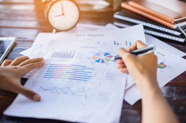 İş ekibi ofiste otururken dizüstü bilgisayarda çalışıyor. İş adamları.