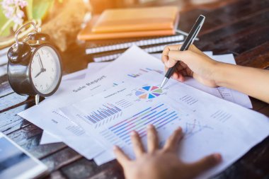 İş ekibi ofiste otururken dizüstü bilgisayarda çalışıyor. İş adamları.