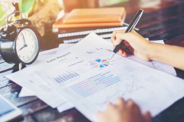 İş ekibi ofiste otururken dizüstü bilgisayarda çalışıyor. İş adamları.