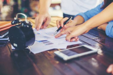 İş ekibi ofiste otururken dizüstü bilgisayarda çalışıyor. İş adamları.