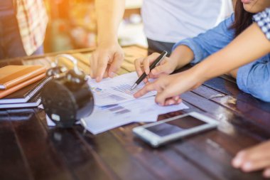 İş ekibi ofiste otururken dizüstü bilgisayarda çalışıyor. İş adamları.
