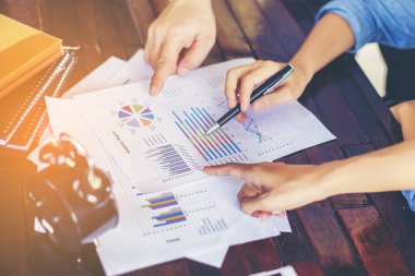 İş ekibi ofiste otururken dizüstü bilgisayarda çalışıyor. İş adamları.