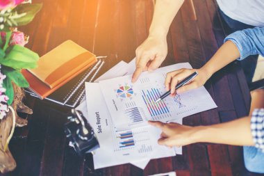 İş ekibi ofiste otururken dizüstü bilgisayarda çalışıyor. İş adamları.