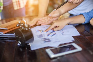 İş ekibi ofiste otururken dizüstü bilgisayarda çalışıyor. İş adamları.