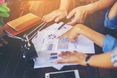 İş ekibi ofiste otururken dizüstü bilgisayarda çalışıyor. İş adamları.