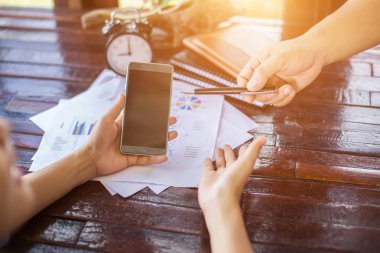 İş ekibi ofiste otururken dizüstü bilgisayarda çalışıyor. İş adamları.