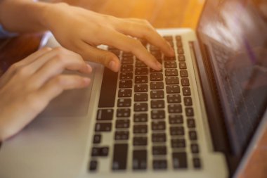 Dizüstü bilgisayarın dokunmatik pedinde el kontrolü.