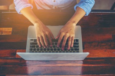 Dizüstü bilgisayarın dokunmatik pedinde el kontrolü.