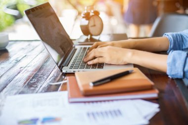 Dizüstü bilgisayarın dokunmatik pedinde el kontrolü.