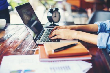 Dizüstü bilgisayarın dokunmatik pedinde el kontrolü.