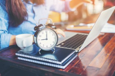 Dizüstü bilgisayarın dokunmatik pedinde el kontrolü.