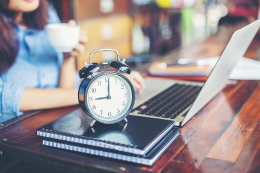 Dizüstü bilgisayarın dokunmatik pedinde el kontrolü.