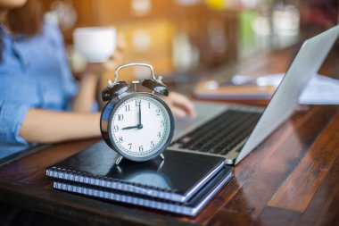 Dizüstü bilgisayarın dokunmatik pedinde el kontrolü.