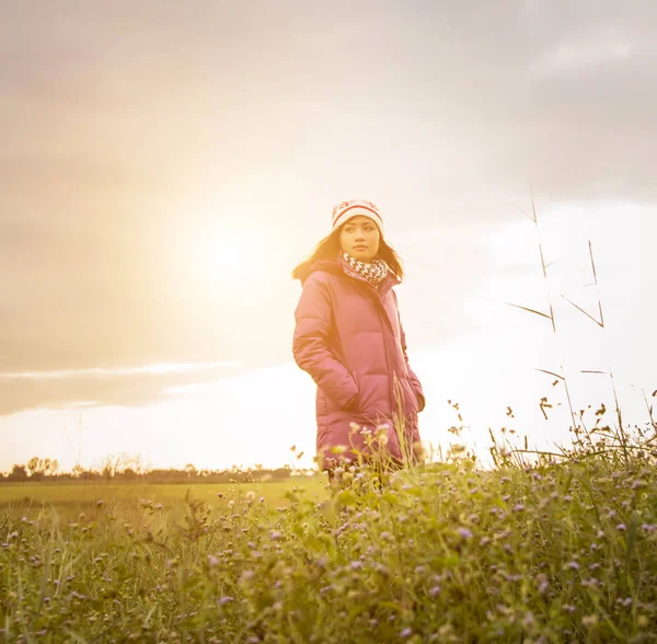 Genç kadın çiçek kış hava dolu bir alanda oynuyordum.