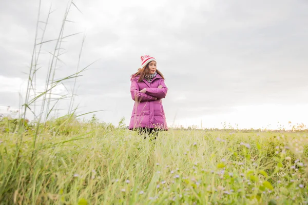 Genç kadın çiçek kış hava dolu bir alanda oynuyordum.