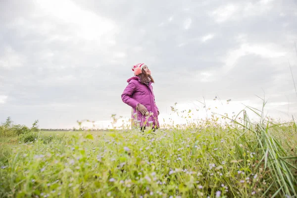 Genç kadın çiçek kış hava dolu bir alanda oynuyordum.