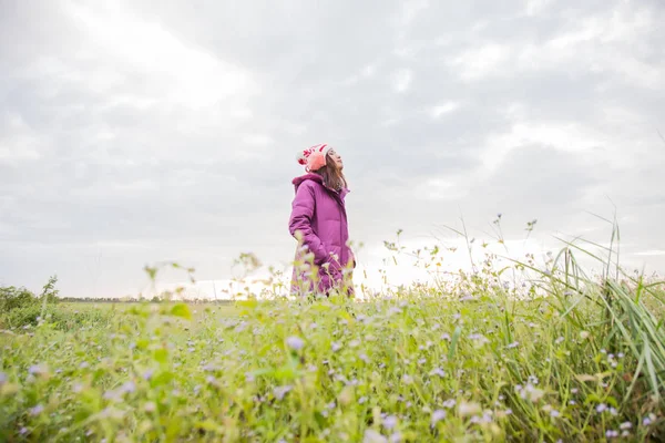 Genç kadın çiçek kış hava dolu bir alanda oynuyordum.