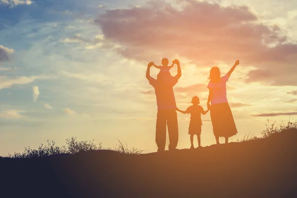 Yolda günbatımı zamanında dans mutlu bir aile. Akşam parti niteliğine