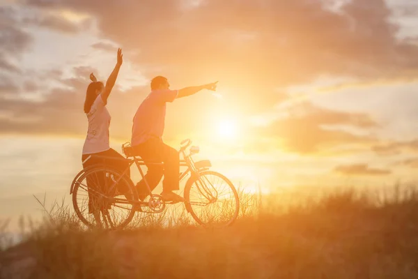 自転車の愛幸せな時間で甘いの若いカップルのシルエット — ストック写真