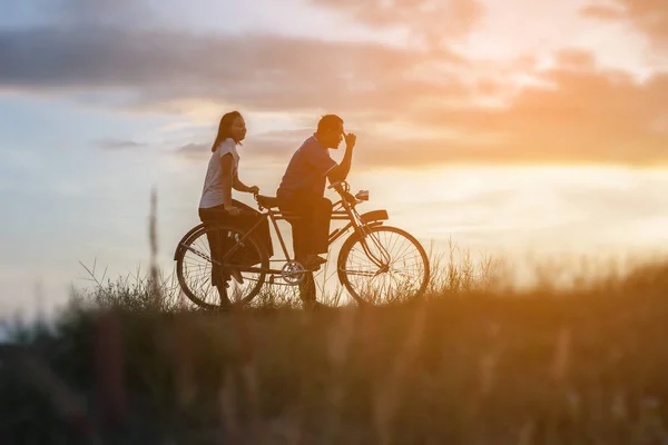 Силуэт Сладкой Молодой Пары Влюбленных Счастливое Время Велосипеде — стоковое фото