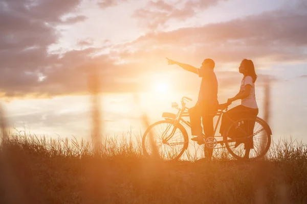 Tatlı Genç Çift Bisiklet Aşk Mutlu Zamanında Silüeti — Stok fotoğraf