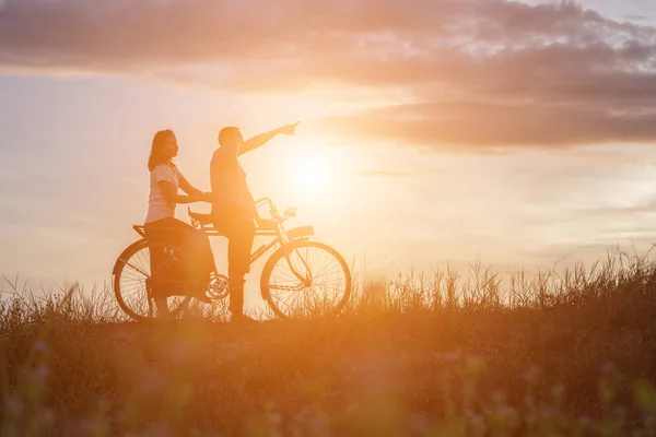 自転車の愛幸せな時間で甘いの若いカップルのシルエット — ストック写真