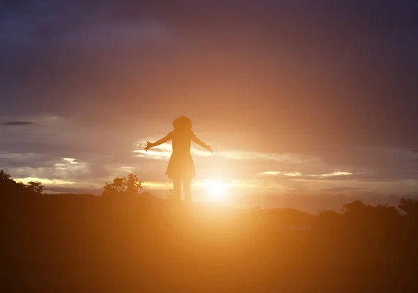 Silueta Mujer Rezando Sobre Hermoso Fondo Del Cielo — Foto de Stock