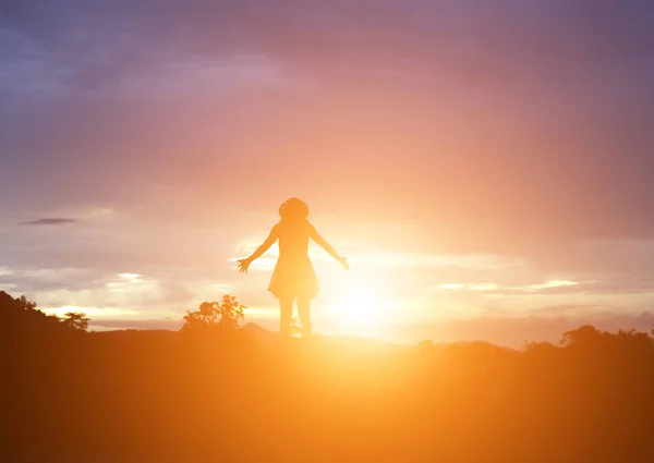 Silueta Mujer Rezando Sobre Hermoso Fondo Del Cielo — Foto de Stock