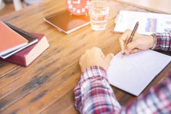 Erkek ve kadın çalışma, iş kavramı arka plan üzerinde grafiklerle belge görüntüsü