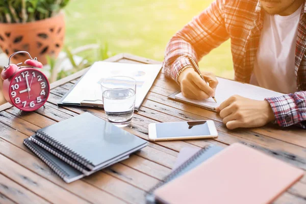 Erkek ve kadın çalışma, iş kavramı arka plan üzerinde grafiklerle belge görüntüsü