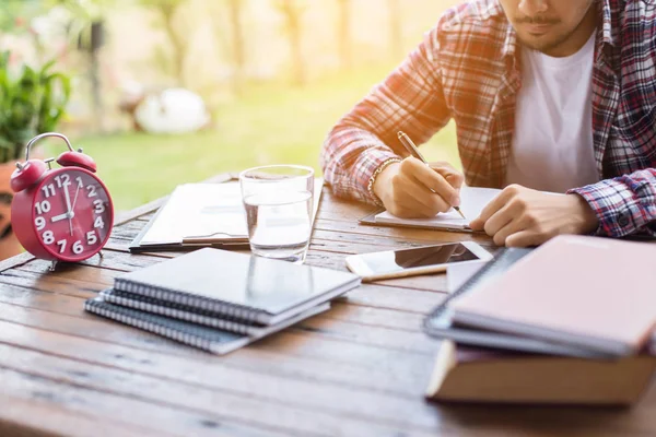 Erkek ve kadın çalışma, iş kavramı arka plan üzerinde grafiklerle belge görüntüsü