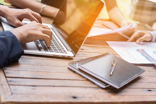 Business Team Som Arbetar Bärbar Dator Medan Sitter Kontoret Affärsmän — Stockfoto