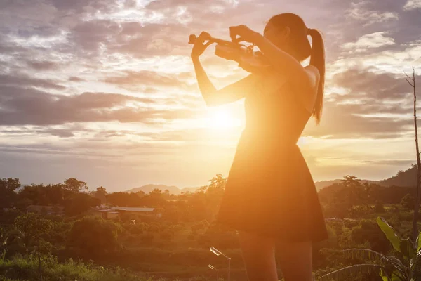 Mujer Joven Tocando Violín Con Montañas Fondo —  Fotos de Stock
