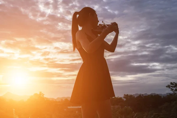 Giovane Donna Che Suona Violino Con Montagne Sullo Sfondo — Foto Stock