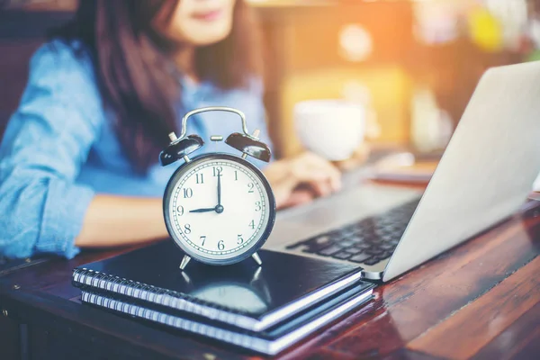 Dizüstü bilgisayarın dokunmatik pedinde el kontrolü.