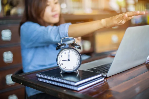 Dizüstü bilgisayarın dokunmatik pedinde el kontrolü.