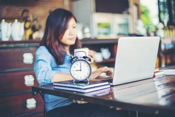 Dizüstü bilgisayarın dokunmatik pedinde el kontrolü.
