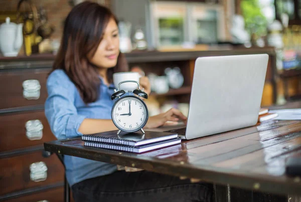 Dizüstü bilgisayarın dokunmatik pedinde el kontrolü.