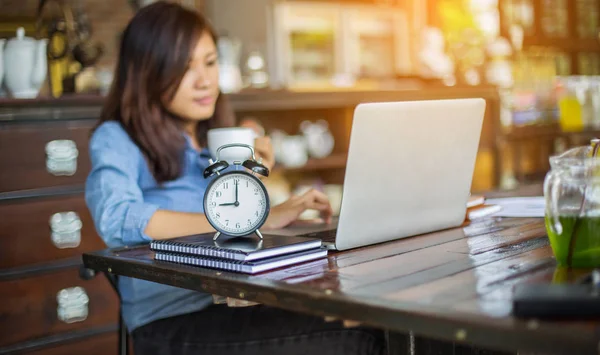 Dizüstü bilgisayarın dokunmatik pedinde el kontrolü.