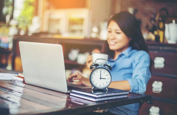 Dizüstü bilgisayarın dokunmatik pedinde el kontrolü.