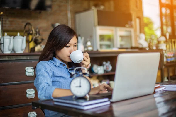 Dizüstü bilgisayarın dokunmatik pedinde el kontrolü.