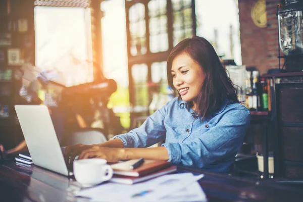 Dizüstü bilgisayarın dokunmatik pedinde el kontrolü.