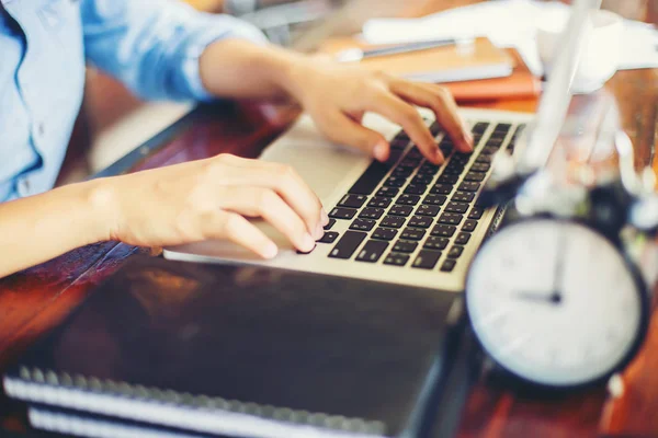 Dizüstü bilgisayarın dokunmatik pedinde el kontrolü.