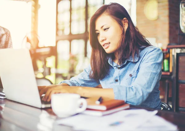 Dizüstü bilgisayarın dokunmatik pedinde el kontrolü.