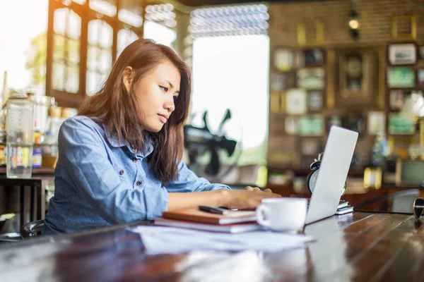 Dizüstü bilgisayarın dokunmatik pedinde el kontrolü.