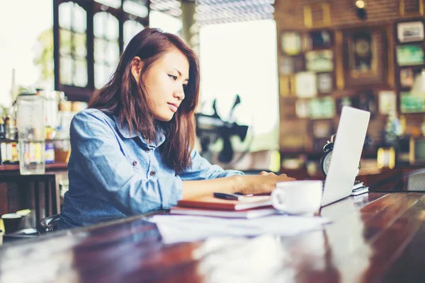 Dizüstü bilgisayarın dokunmatik pedinde el kontrolü.