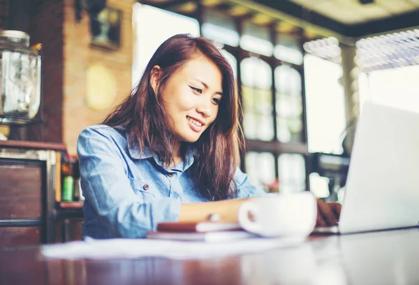 Dizüstü bilgisayarın dokunmatik pedinde el kontrolü.