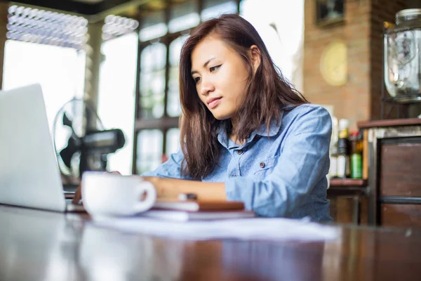 Dizüstü bilgisayarın dokunmatik pedinde el kontrolü.