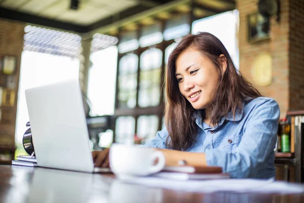 Dizüstü bilgisayarın dokunmatik pedinde el kontrolü.